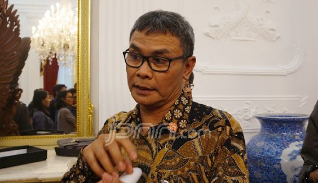 Juru bicara presiden Johan Budi di hari pertama bekerja usai mendampingi Presiden Joko Widodo saat jumpa pers soal Badan Restorasi Gambut di Istana Merdeka, Rabu (13/1). Foto: Natalia/JPNN.com - JPNN.com