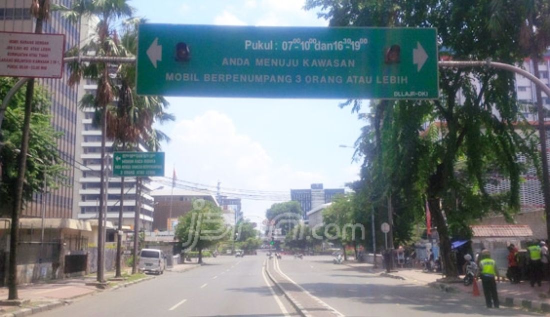 Suasana Jalan M Thamrin disterilkan dan dijaga petugas sesaat terjadinya rentetan bom yang dilakukan oleh sejumlah orang tak dikenal,Jakarta, Kamis (14/1). Foto: Natalia/JPNN.com - JPNN.com