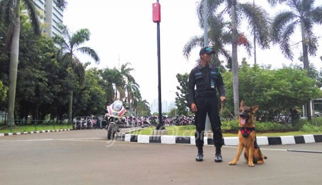 Petugas Pamdal DPR membawa anjing pelacak menyisir kompleks parlemen untuk antisipasi, Jakarta, Kamis (14/1). Penyisiran dilakukan pasca ledakan yang terjadi di MH Thamrin. Foto: M Fathra/JPNN.com - JPNN.com