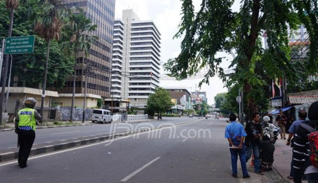 Petugas menyebar di Sarinah Thamrin tempat terjadinya ledakan oleh sekelompok orang tidak dikenal yang diduga merupakan kelompok teroris, Jakarta, Kamis (14/1). Foto: Natalia/JPNN.com - JPNN.com