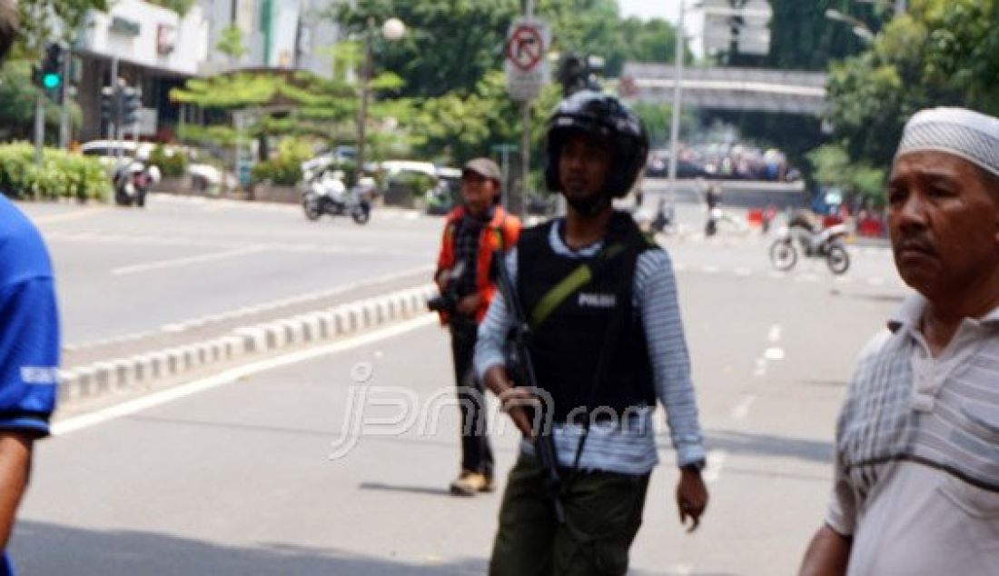 Petugas menyebar di Sarinah Thamrin tempat terjadinya ledakan oleh sekelompok orang tidak dikenal yang diduga merupakan kelompok teroris, Jakarta, Kamis (14/1). Foto: Natalia/JPNN.com - JPNN.com