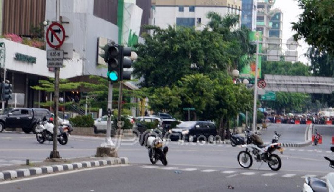 Petugas menyebar di Sarinah Thamrin tempat terjadinya ledakan oleh sekelompok orang tidak dikenal yang diduga merupakan kelompok teroris, Jakarta, Kamis (14/1). Foto: Natalia/JPNN.com - JPNN.com