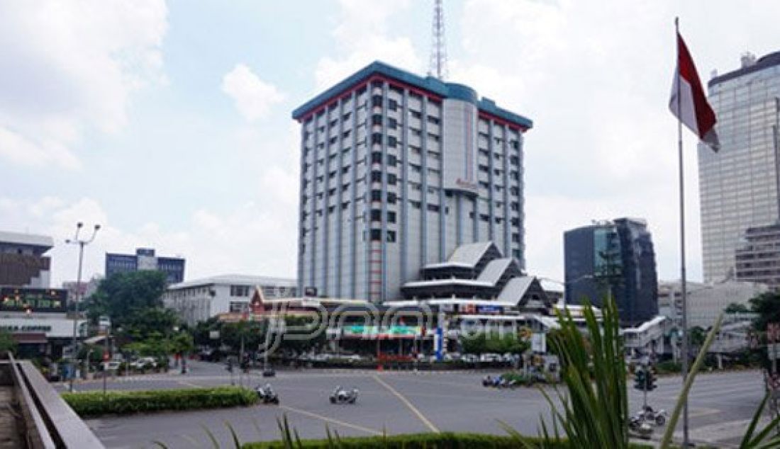 Petugas menyebar di Sarinah Thamrin tempat terjadinya ledakan oleh sekelompok orang tidak dikenal yang diduga merupakan kelompok teroris, Jakarta, Kamis (14/1). Foto: Natalia/JPNN.com - JPNN.com