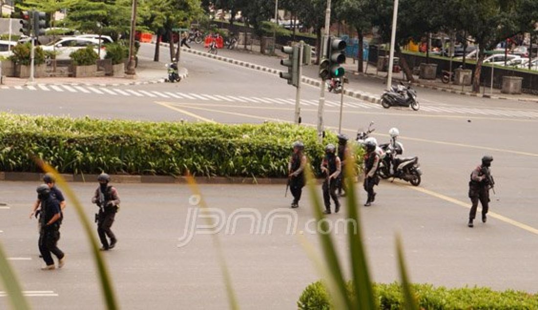 Petugas menyebar di Sarinah Thamrin tempat terjadinya ledakan oleh sekelompok orang tidak dikenal yang diduga merupakan kelompok teroris, Jakarta, Kamis (14/1). Foto: Natalia/JPNN.com - JPNN.com