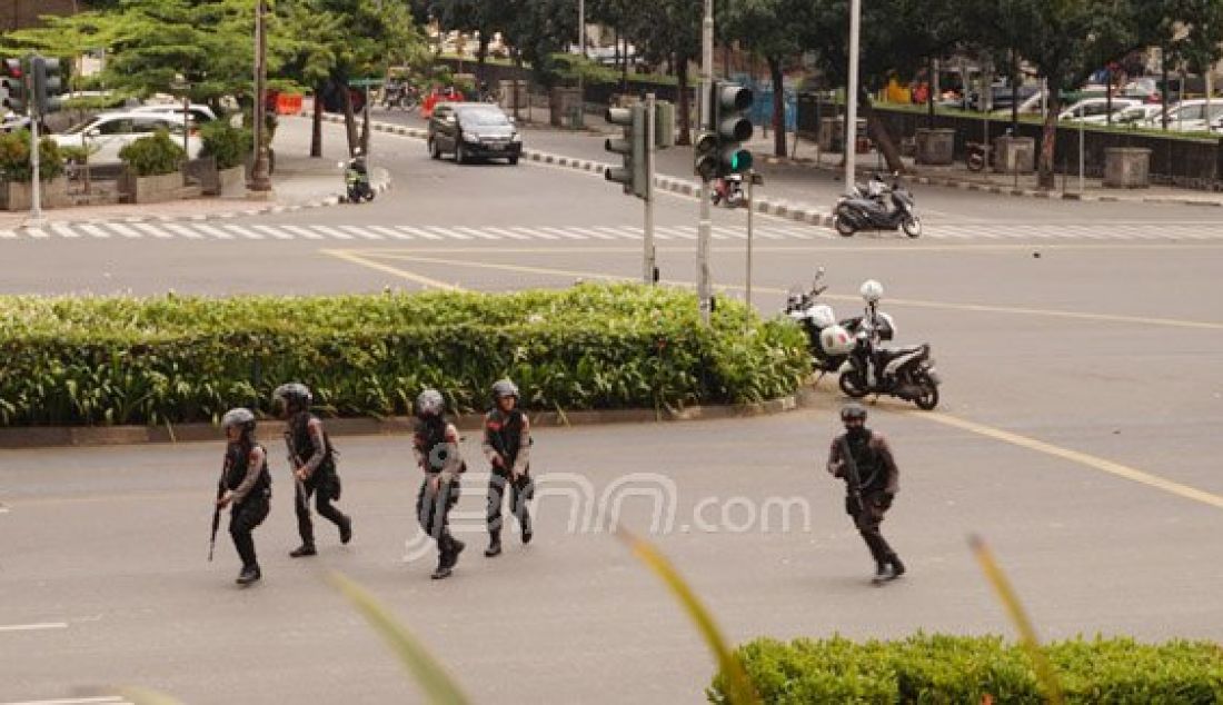 Petugas menyebar di Sarinah Thamrin tempat terjadinya ledakan oleh sekelompok orang tidak dikenal yang diduga merupakan kelompok teroris, Jakarta, Kamis (14/1). Foto: Natalia/JPNN.com - JPNN.com