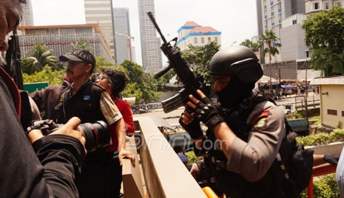 Petugas menyebar di Sarinah Thamrin tempat terjadinya ledakan oleh sekelompok orang tidak dikenal yang diduga merupakan kelompok teroris, Jakarta, Kamis (14/1). Foto: Natalia/JPNN.com - JPNN.com