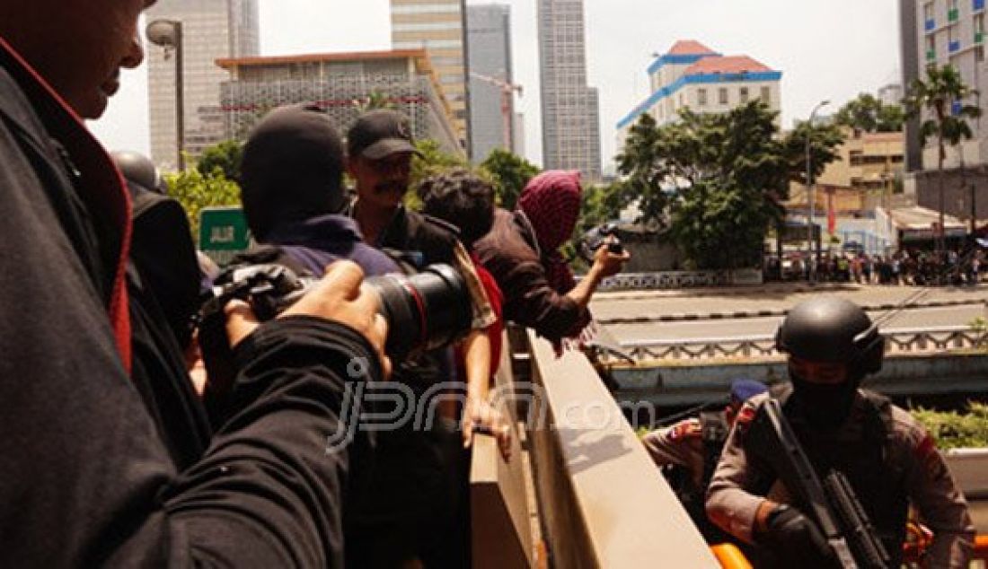 Petugas menyebar di Sarinah Thamrin tempat terjadinya ledakan oleh sekelompok orang tidak dikenal yang diduga merupakan kelompok teroris, Jakarta, Kamis (14/1). Foto: Natalia/JPNN.com - JPNN.com