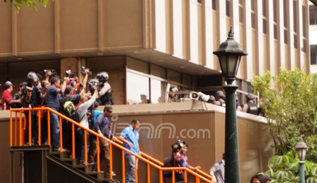 Petugas menyebar di Sarinah Thamrin tempat terjadinya ledakan oleh sekelompok orang tidak dikenal yang diduga merupakan kelompok teroris, Jakarta, Kamis (14/1). Foto: Natalia/JPNN.com - JPNN.com