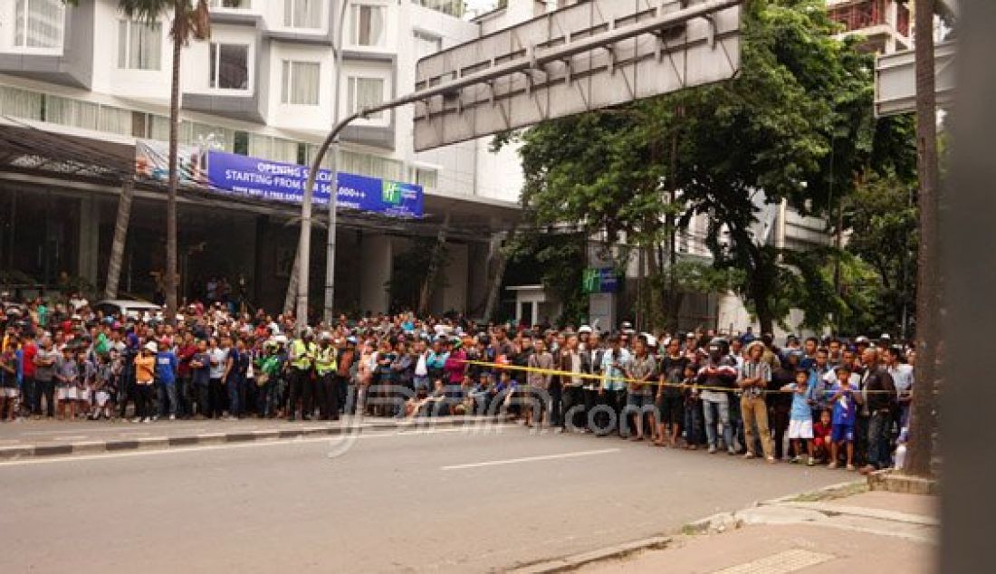 Petugas menyebar di Sarinah Thamrin tempat terjadinya ledakan oleh sekelompok orang tidak dikenal yang diduga merupakan kelompok teroris, Jakarta, Kamis (14/1). Foto: Natalia/JPNN.com - JPNN.com