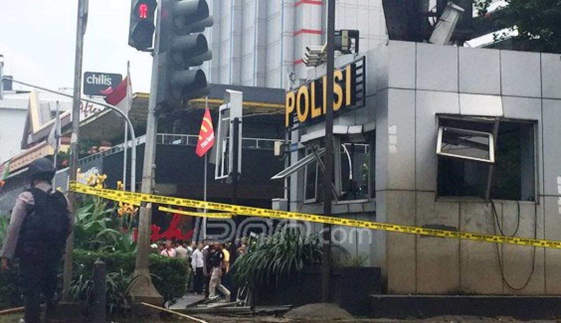 Warga memadati kawasan Jl MH Thamrin pasca aksi teror bom yang menewaskan sejumlah warga sipil dan anggota kepolisian, Jakarta, Kamis (14/1). Foto: Boy/JPNN.com - JPNN.com