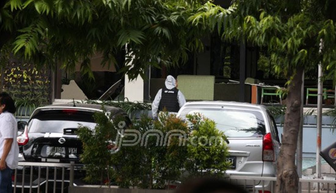 Petugas Gegana bersiaga saat berada di tempat ledakan yang berada di kawasan sarinah, Thamrin, Jakarta, Kamis (14/1). Foto: Ricardo/JPNN.com - JPNN.com