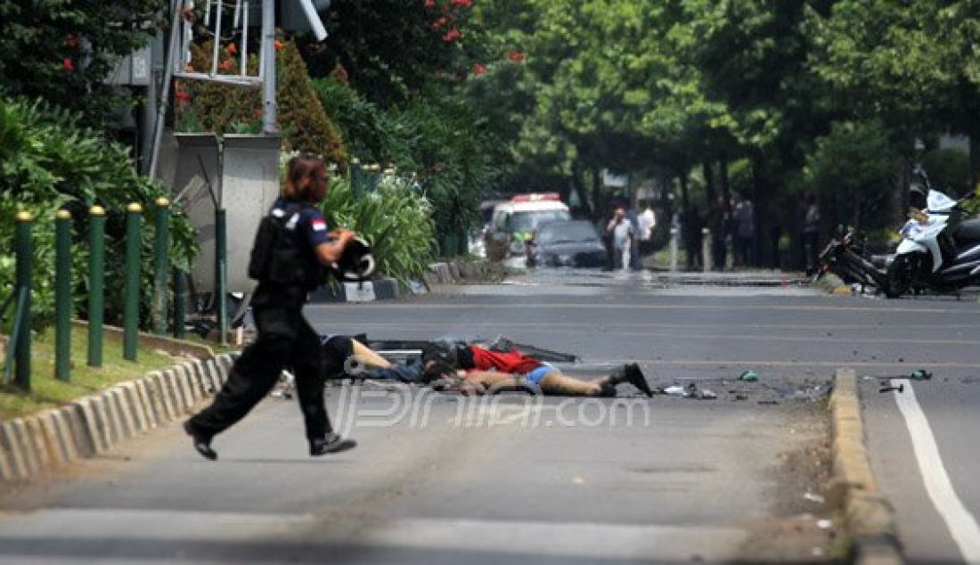 Nampak korban ledakan tergeletak di samping Pos Polisi yang ada di Jl MH Thamrin, tepatnya di depan Starbuck Sarinah, Jakarta, Kamis (14/1). Foto: Ricardo/JPNN.com - JPNN.com