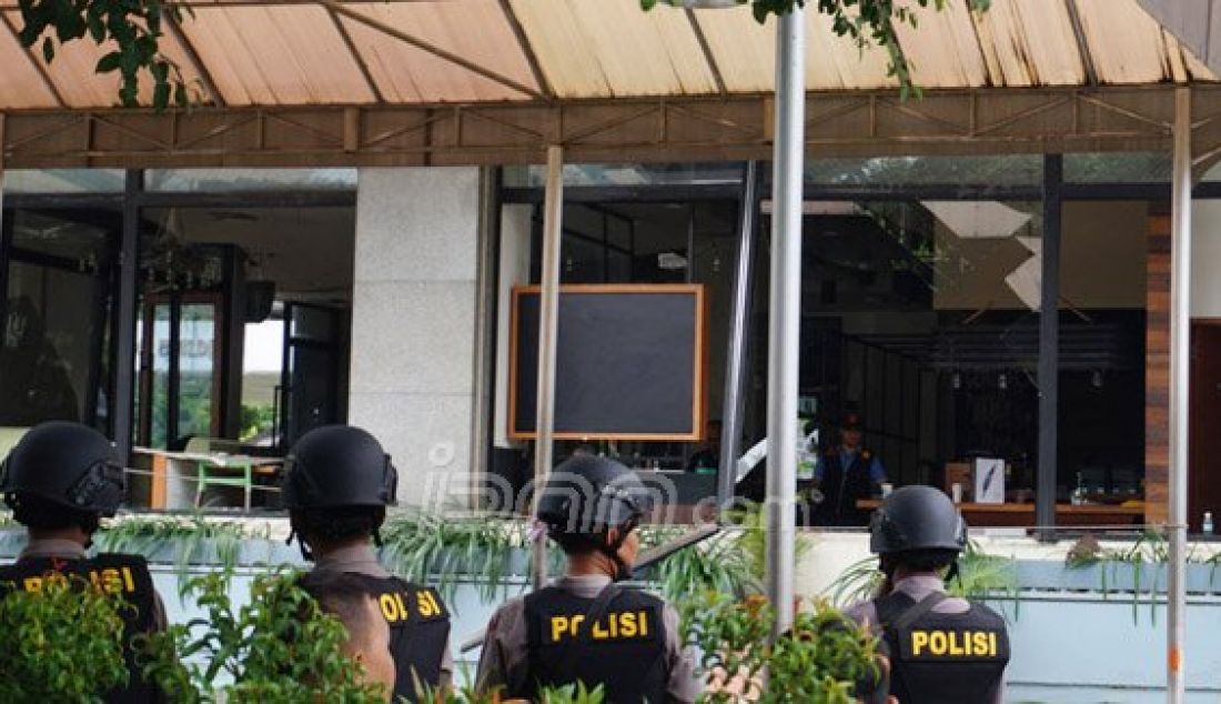 Petugas berjaga di depan Cafe Starbucks Thamrin pasca aksi teror bom, Jakarta, Kamis (14/1). Foto: Natalia/JPNN.com - JPNN.com