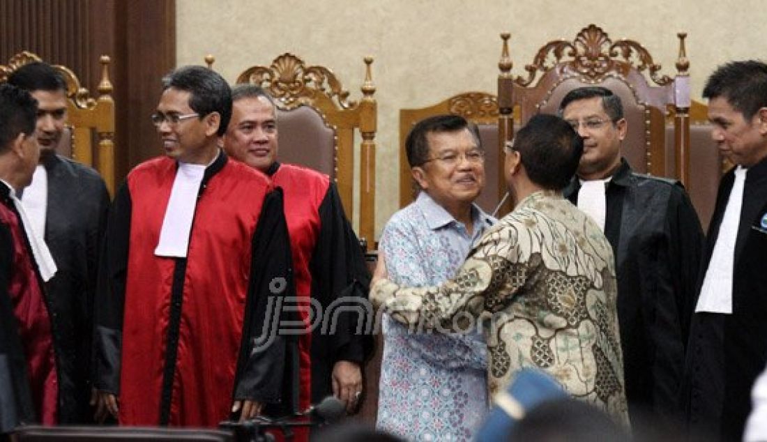 Wakil Presiden Jusuf Kalla berpelukan dengan Jero wacik usai memberikan kesaksian di Pengadilan Tipikor, Jakarta, Kamis (14/1). Foto: Ricardo/JPNN.com - JPNN.com