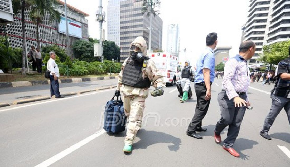 Tim gegana saat melakukan usai melakukan penyisiran ledakan bom di Pos Polisi Sarinah, Jakarta, Kamis (14/1). Sejumlah teroris melakukan penyerangan terhadap beberapa gedung dan pos polisi di kawasan Sarinah yang mengakibatkan sejumlah korban tewas dan luka-luka. Foto: Ricardo/JPNN.com - JPNN.com