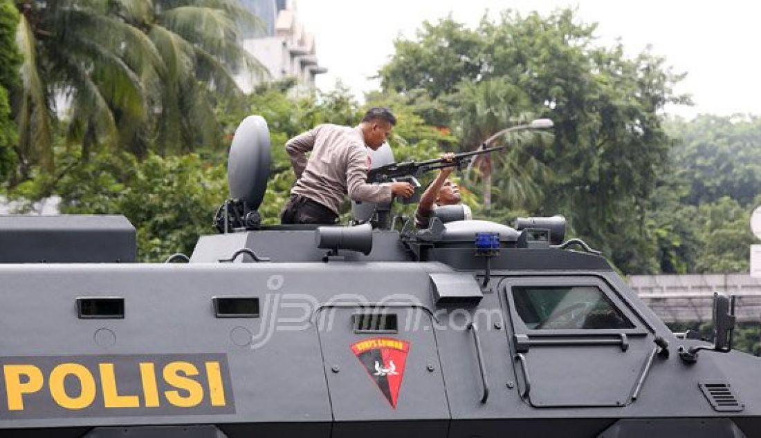 Petugas kepolisian saat bersiaga mengamankan kawasan Jl MH Thamrin yang menjadi sasaran aksi teror bom oleh sekelompok orang tidak dikenal, Jakarta, Kamis (14/1). Foto: Ricardo/JPNN.com - JPNN.com