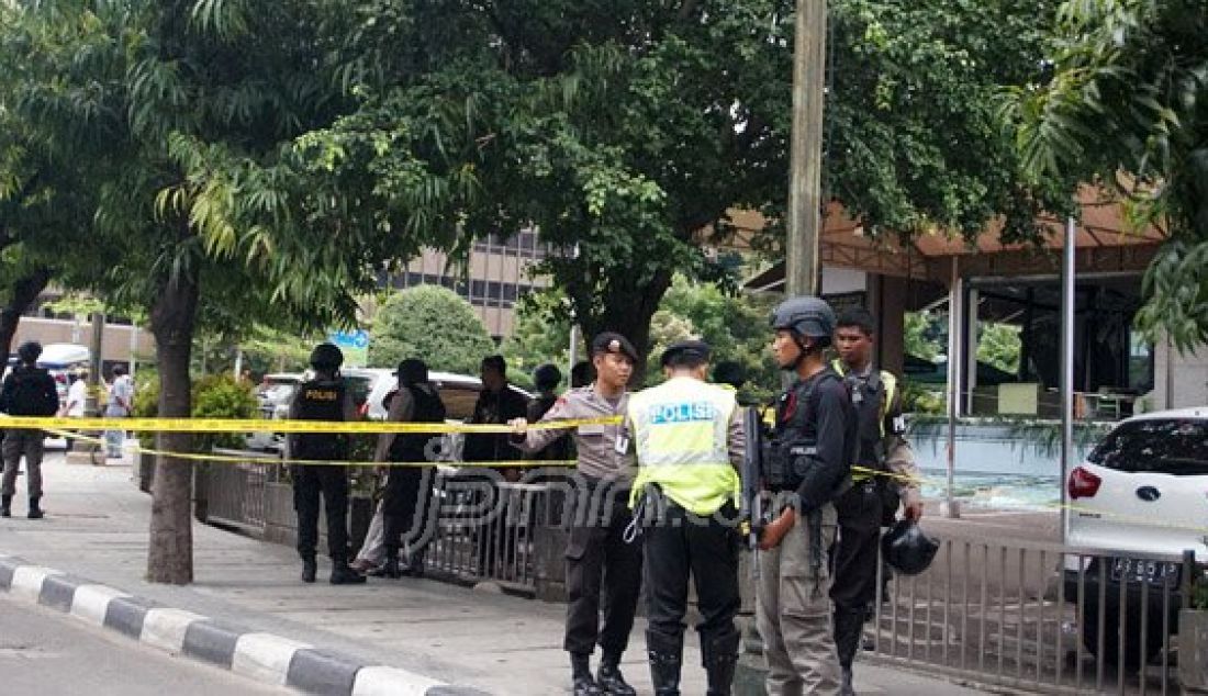 Anggota kepolisian bersenjata lengkap berjaga di sekitar Sarinah dan Gedung Jaya, Jakarta, Kamis (14/1). Foto: Natalia/JPNN.com - JPNN.com