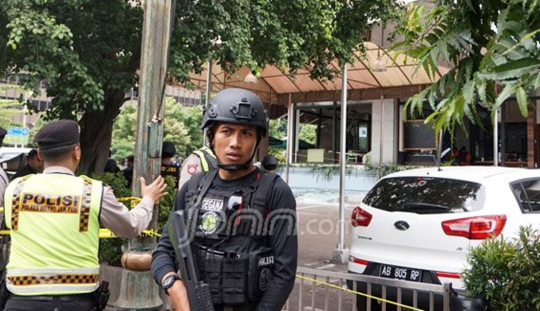 Anggota kepolisian bersenjata lengkap berjaga di sekitar Sarinah dan Gedung Jaya, Jakarta, Kamis (14/1). Foto: Natalia/JPNN.com - JPNN.com