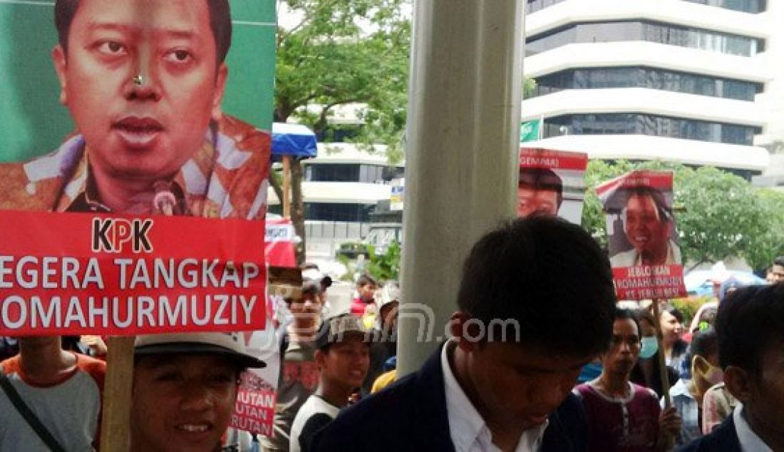 Puluhan Mahasiswa yang menamakan diri Gerakan Mahasiswa dan pemuda anti Romahurmuzy (Gempar) saat melakukan aksi unjuk rasa di depan gedung KPK, Jakarta, Kamis (14/1). Gempar meminta agar KPK menangkap Romahurmuzy Karena diduga terlibat aksi suap alih fungsi hutan. Foto: Ricardo/JPNN.com - JPNN.com