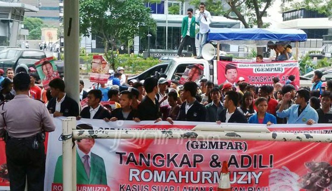 Puluhan Mahasiswa yang menamakan diri Gerakan Mahasiswa dan pemuda anti Romahurmuzy (Gempar) saat melakukan aksi unjuk rasa di depan gedung KPK, Jakarta, Kamis (14/1). Gempar meminta agar KPK menangkap Romahurmuzy Karena diduga terlibat aksi suap alih fungsi hutan. Foto: Ricardo/JPNN.com - JPNN.com