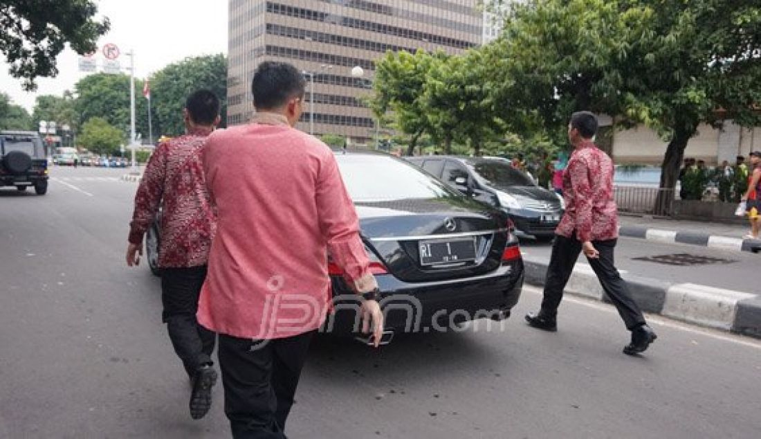 Mobil RI 1 yang membawa Presiden Joko Widodo meninggalkan Cafe Starbucks, tempat lokasi dimana terjadinya aksi teror bom sehari sebelumnya, Jakarta, Jumat (15/1). Foto: Natalia/JPNN.com - JPNN.com