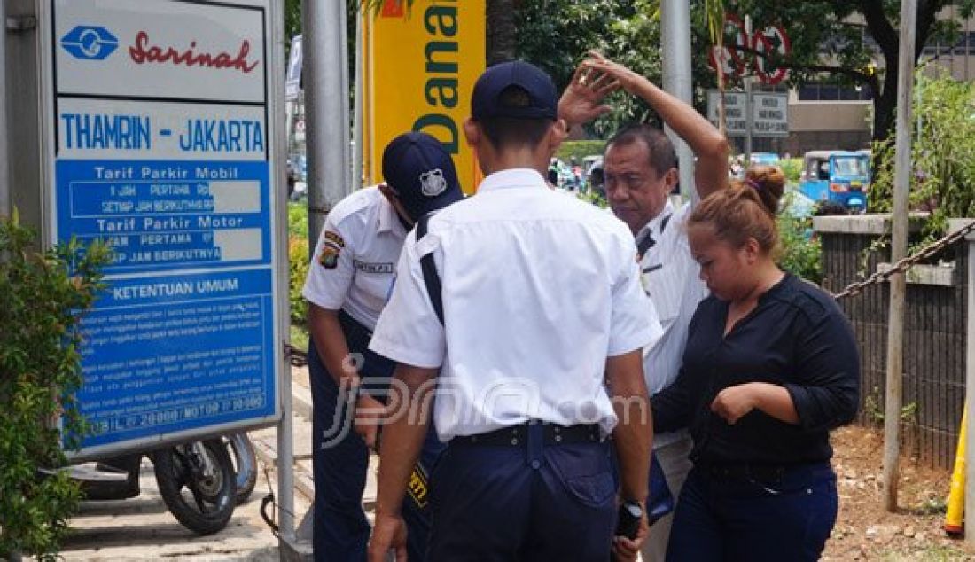 Petugas keamanan melakukan pemeriksaan terhadap setiap pengunjung yang akan masuk ke kawasan Gedung Sarinah, Jakarta, Jumat (15/1). Foto: Natalia/JPNN.com - JPNN.com