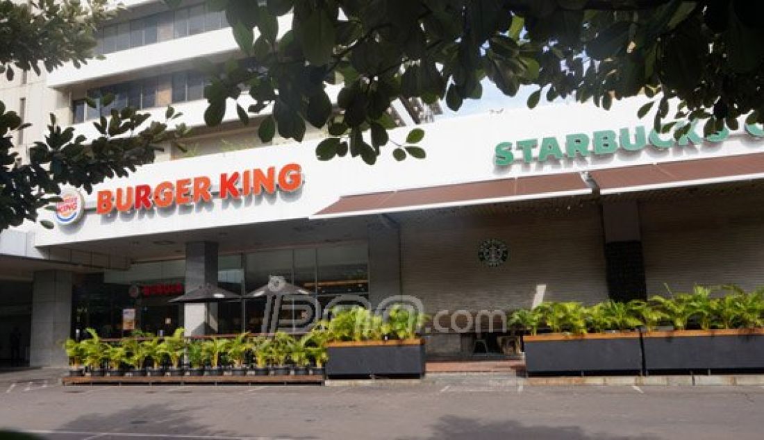 Situasi rumah makan cepat saji Burger King nampak sepi setelah ledakan bom yang terjadi di Starbucks, Thamrin, Jumat (15/1). Foto: Natalia/JPNN.com - JPNN.com