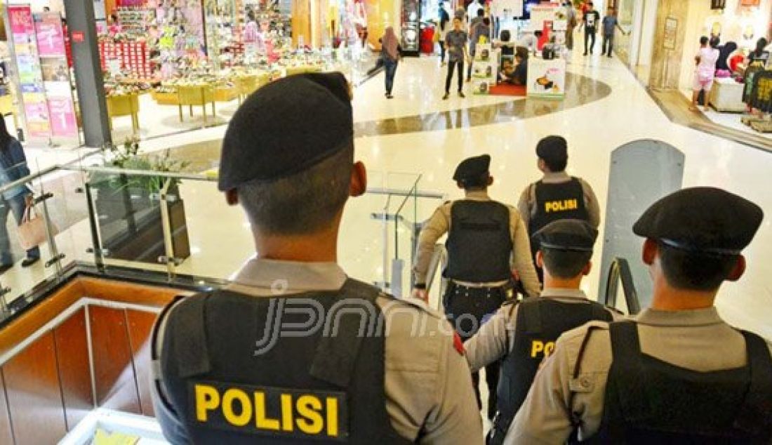 SISIR MALL: Puluhan anggota polisi berkeliling di area Ayani Megamall sambil menyisir setiap sudut mall, Pontianak, Jumat (15/1). Operasi ini dipimpin langsung oleh Kapolda Kalbar, Brigjen Arief Sulistyanto. Foto: Shando/Pontianak Post/JPNN.com - JPNN.com