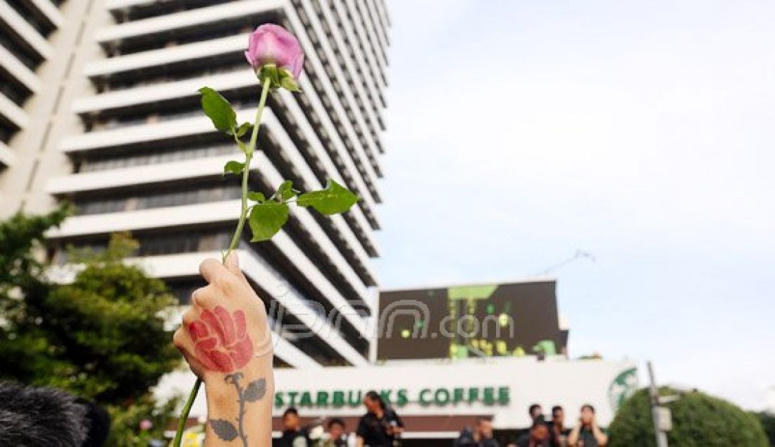 Sejumlah Warga Ibu Kota bersama Warga Negara Asing juga kalangan agama menggelar aksi damai bertajuk 'Kami Tak Takut Teror' pasca serangan teroris di depan gedung Sarinah, Thamrin, Jakarta, Jumat (15/1). Foto: Ricardo/JPNN.com - JPNN.com