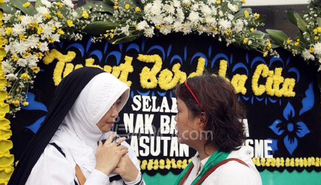 Sejumlah Warga Ibu Kota bersama Warga Negara Asing juga kalangan agama menggelar aksi damai bertajuk 'Kami Tak Takut Teror' pasca serangan teroris di depan gedung Sarinah, Thamrin, Jakarta, Jumat (15/1). Foto: Ricardo/JPNN.com - JPNN.com
