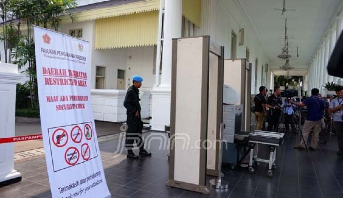 Petugas Istana berjaga di pintu masuk Istana negara dilengkapi dengan alat metal detector, Jakarta, Senin (18/1). Foto: Natalia/JPNN.com - JPNN.com