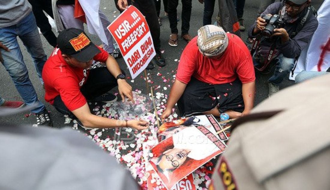 Solidaritas untuk Pergerakan Aktifis Indonesia (Suropati) menggelar aksi unjukrasa di depan Kantor Wakil Presiden, Jakarta, Senin (18/1). Pemerintah diminta menghentikan ekspor konsentrat PT Freeport yang melanggar UU NO 4/1999 tentang Minerba dan pecat menteri Rini dan Surdiman Said. Foto: Ricardo/JPNN.com - JPNN.com