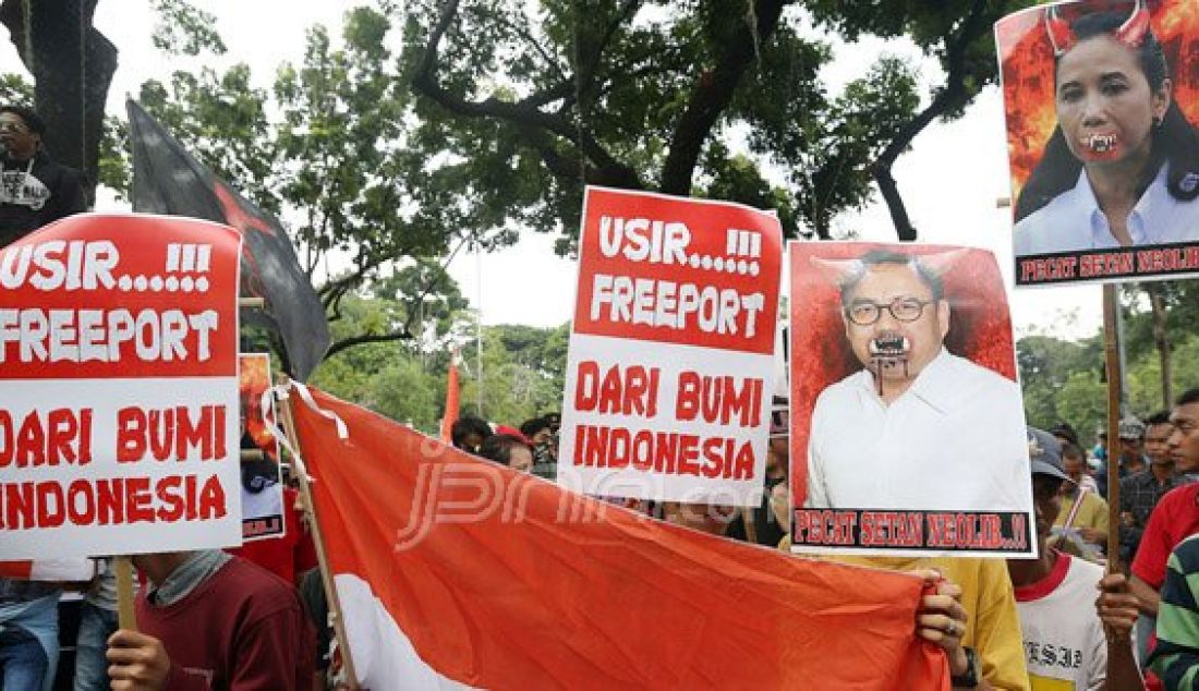 Solidaritas untuk Pergerakan Aktifis Indonesia (Suropati) menggelar aksi unjukrasa di depan Kantor Wakil Presiden, Jakarta, Senin (18/1). Pemerintah diminta menghentikan ekspor konsentrat PT Freeport yang melanggar UU NO 4/1999 tentang Minerba dan pecat menteri Rini dan Surdiman Said. Foto: Ricardo/JPNN.com - JPNN.com