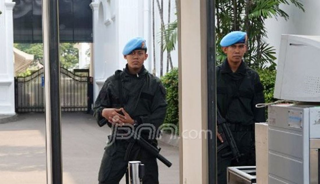 Pasukan pengamanan presiden (Paspampres) nampak berseragam dan dipersenjatai lengkap berjaga di pintu masuk Istana Negara, Senin (18/1). Foto: Natalia/JPNN.com - JPNN.com