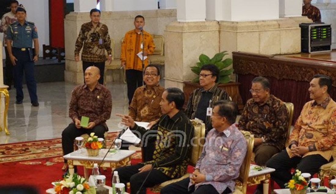 Presiden Joko Widodo dan Wapres Jusuf Kalla saat menyapa Ketua DPR Ade Komarudin sebelum membuka pertemuan di Istana Negara, Selasa (19/1). Foto: Natalia/JPNN.com - JPNN.com
