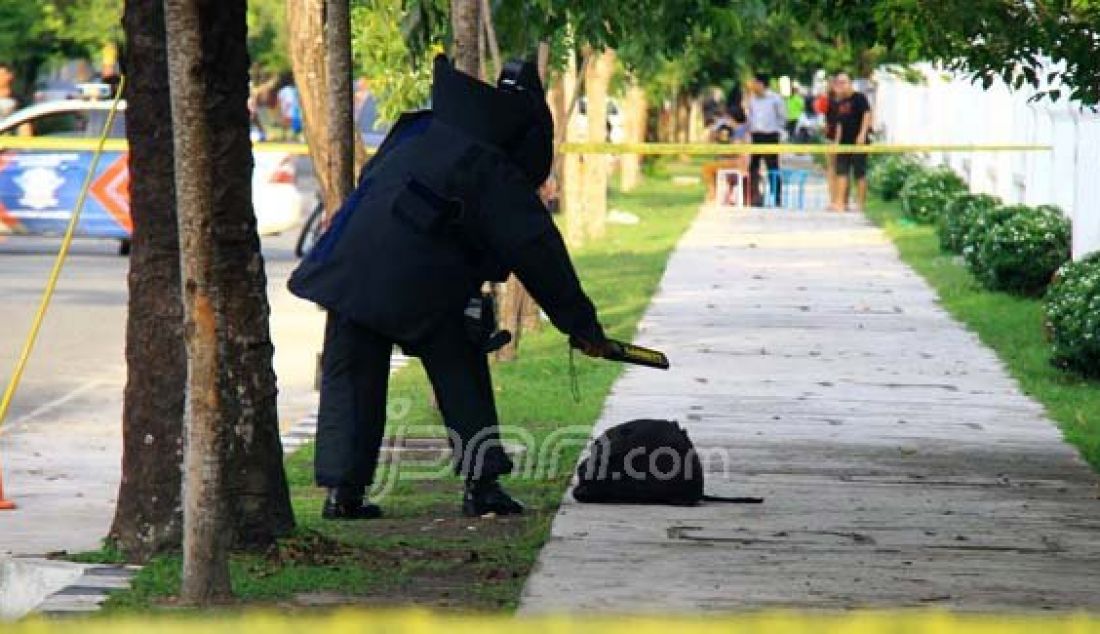 Masyarakat Kota Palangka Raya digemparkan penemuan tas ransel berwarna hitam, yang diduga berisi bom tergeletak di Jalan Katamso, sebelah Gedung DPRD Provisi Kalteng, Senin (18/1). Foto Denar/Kalteng Pos/JPNN.com - JPNN.com