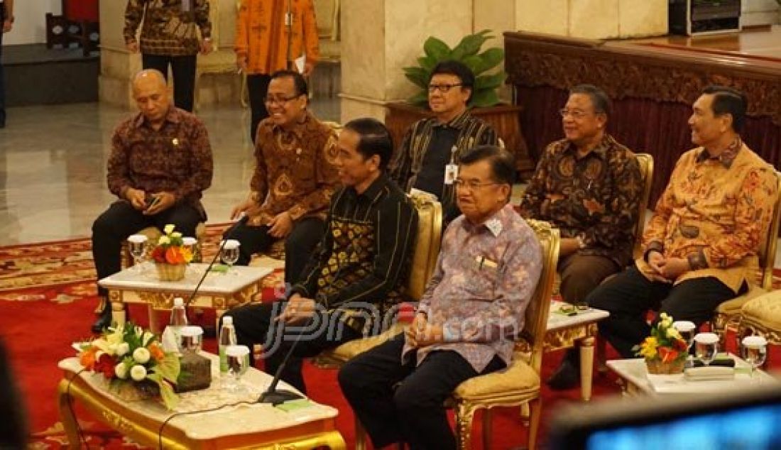 Presiden Joko Widodo dan Wapres Jusuf Kalla saat menyapa Ketua DPR Ade Komarudin sebelum membuka pertemuan di Istana Negara, Selasa (19/1). Foto: Natalia/JPNN.com - JPNN.com