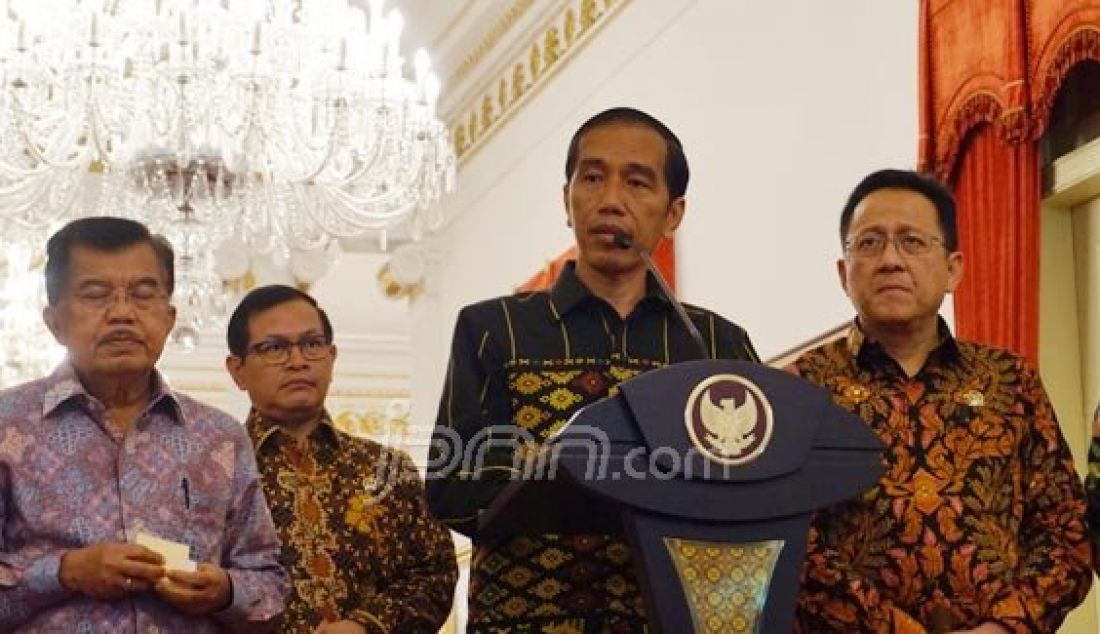 Presiden Joko Widodo usai pertemuan dengan kepala lembaga tinggi negara di Istana Negara, Jakarta, Selasa (19/1). Foto: Natalia/JPNN.com - JPNN.com