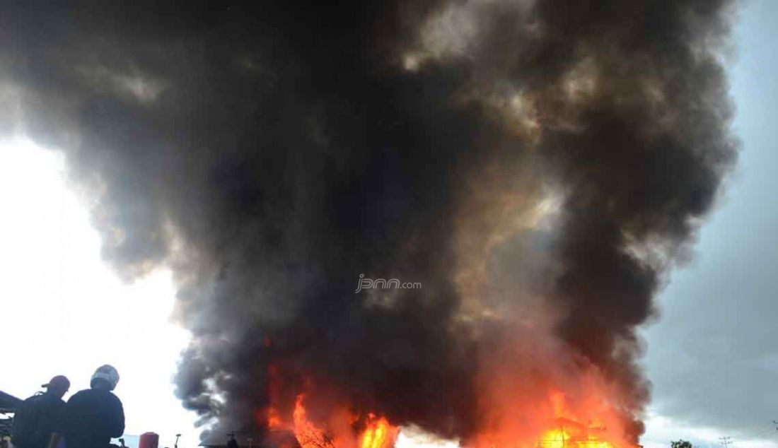 Barak Eks Gafatar di Camp Moton, Mempawah Timur dibakar massa, Selasa (19/1). Foto: Ocsya/Rakyat Kalbar/JPNN.com - JPNN.com