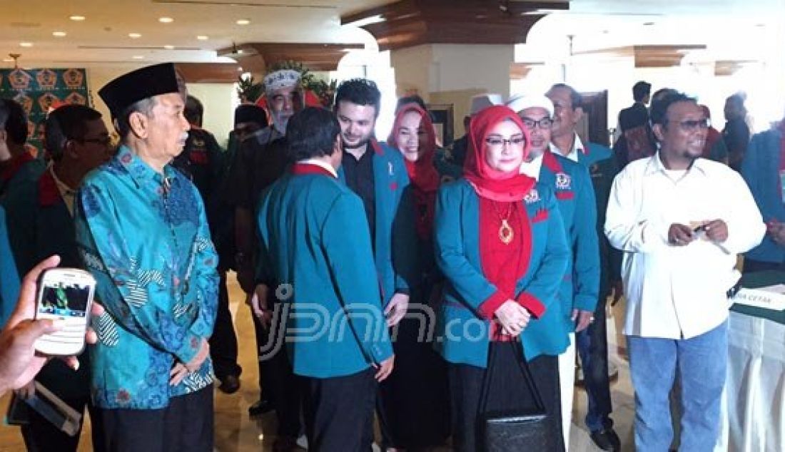 Ketua Umum Partai Idaman, H. Rhoma Irama saat menghadiri acara pelantikan 18 Dewan Pimpinan wilayah Partai Idaman di Jakarta, Rabu (20/1). Acara tersebut turut dihadiri pula oleh sang anak Ridho Rhoma. Foto: Boy/JPNN.com - JPNN.com