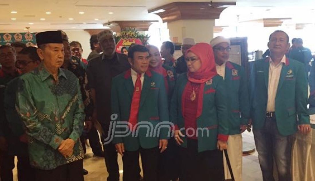 Ketua Umum Partai Idaman, H. Rhoma Irama saat menghadiri acara pelantikan 18 Dewan Pimpinan wilayah Partai Idaman di Jakarta, Rabu (20/1). Acara tersebut turut dihadiri pula oleh sang anak Ridho Rhoma. Foto: Boy/JPNN.com - JPNN.com