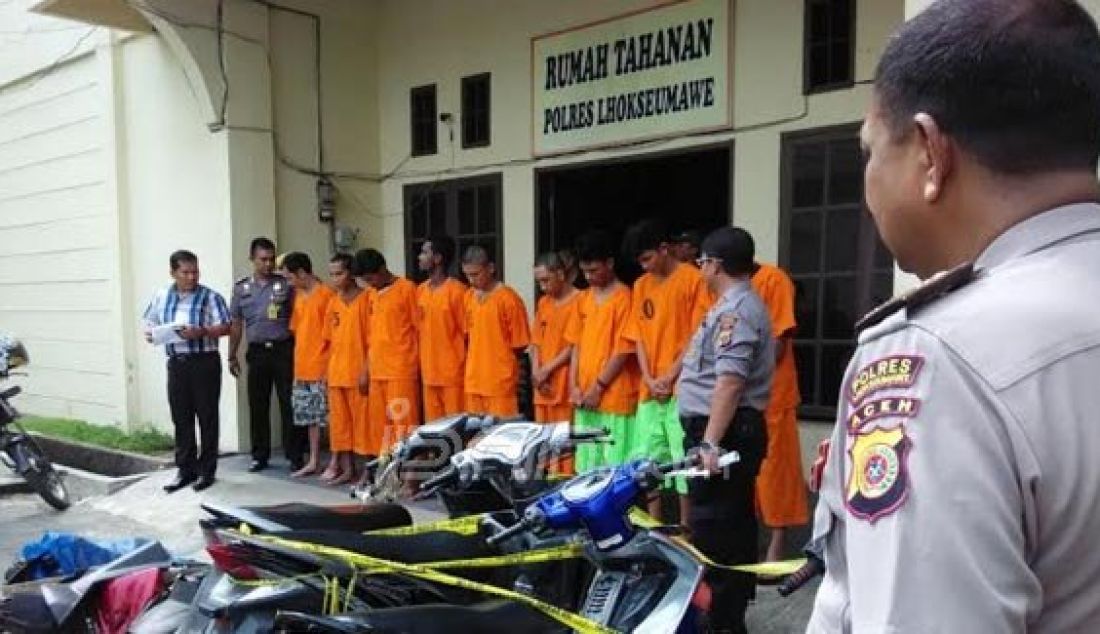 Sembilan pelaku spesialis Curanmor antar Kabupaten berhasil diciduk anggota Polresta Lhokseumawe, Selasa (19/1). Foto: Nauval/Rakyat Aceh/JPNN.com - JPNN.com