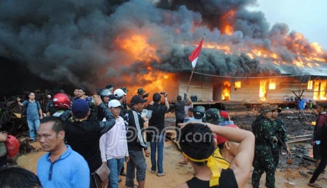 Massa membakar eks camp Gafatar di Deda Moton, Mempawah, kalbar, kemarin. Foto: Meidy/Pontianak Post/JPNN.com - JPNN.com