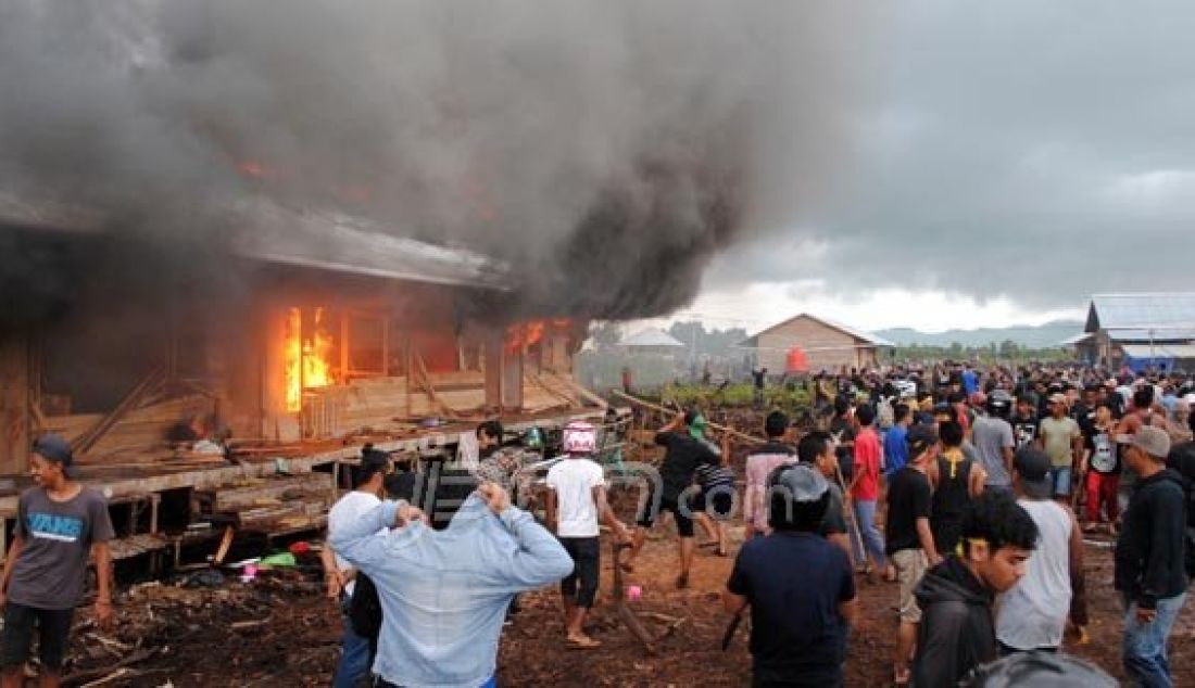 Massa membakar eks camp Gafatar di Deda Moton, Mempawah, kalbar, kemarin. Foto: Meidy/Pontianak Post/JPNN.com - JPNN.com