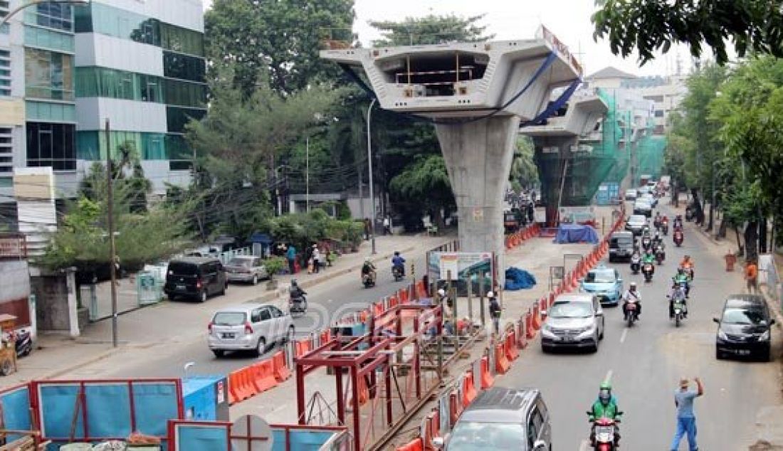 Sejumlah Pekerja sedang menyelesaikan Proyek pembangunan jalan layang khusus bus Transjakarta Koridor XIII Ciledug-Kapten Tendean, Selasa (19/1). Proyek Jalan Layang Non Tol (JLNT) sepanjang 9,3 kilometer itu telah rampung sekitar 35 persen. Foto: Iwan/Indopos/JPNN.com - JPNN.com