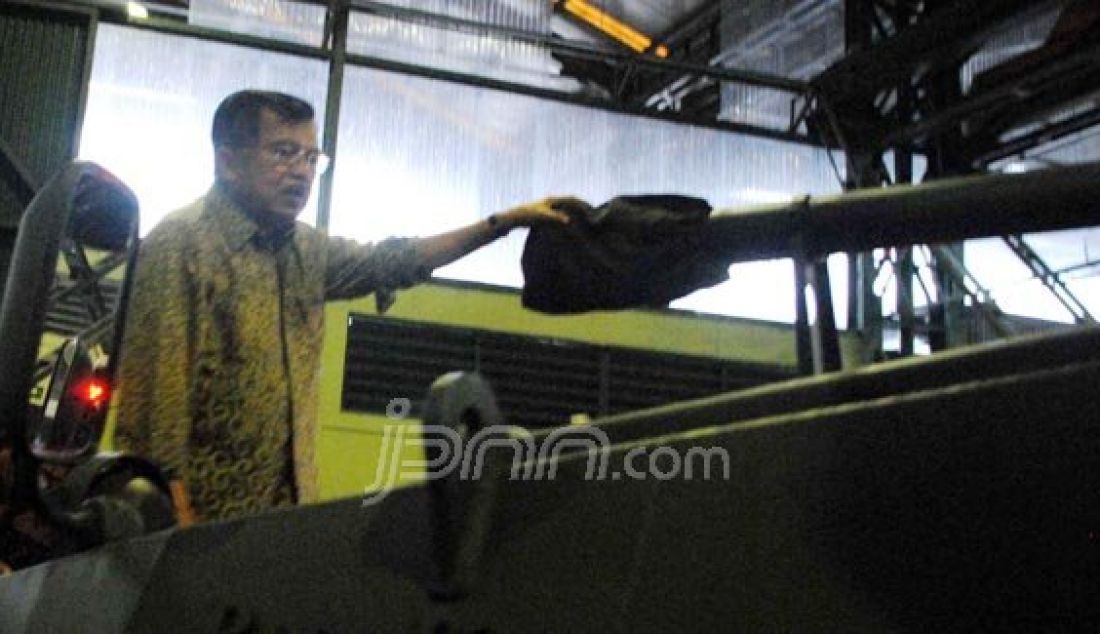 Wakil Presiden Jusuf Kalla saat meninjau produksi kendaraan alutsista PT. Pindad, Bandung, Rabu (20/1). Foto: Amri/Bandung Ekspres/JPNN.com - JPNN.com