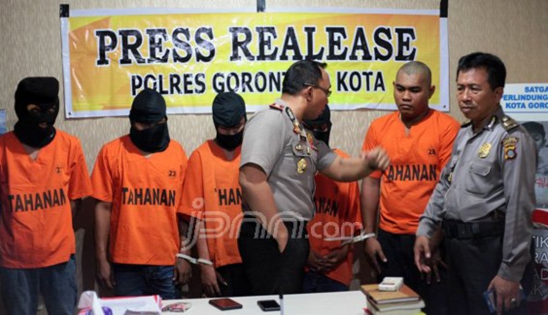 Lima TSK Pemerkosaan digiring ke Polres Gorontalo Kota, Rabu (20/1). para tersangka tersebut di antaranya berinisial YU, A, JK, IR, dan AR. Foto: Natha/Gorontalo Post/JPNN.com - JPNN.com
