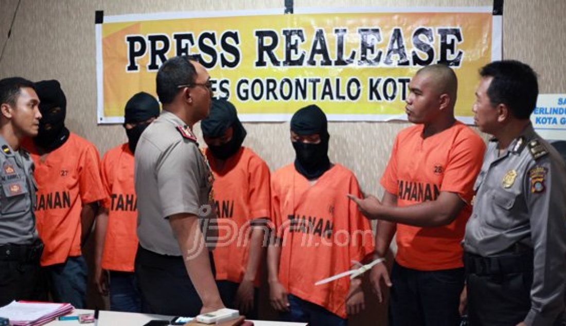 Lima TSK Pemerkosaan digiring ke Polres Gorontalo Kota, Rabu (20/1). para tersangka tersebut di antaranya berinisial YU, A, JK, IR, dan AR. Foto: Natha/Gorontalo Post/JPNN.com - JPNN.com