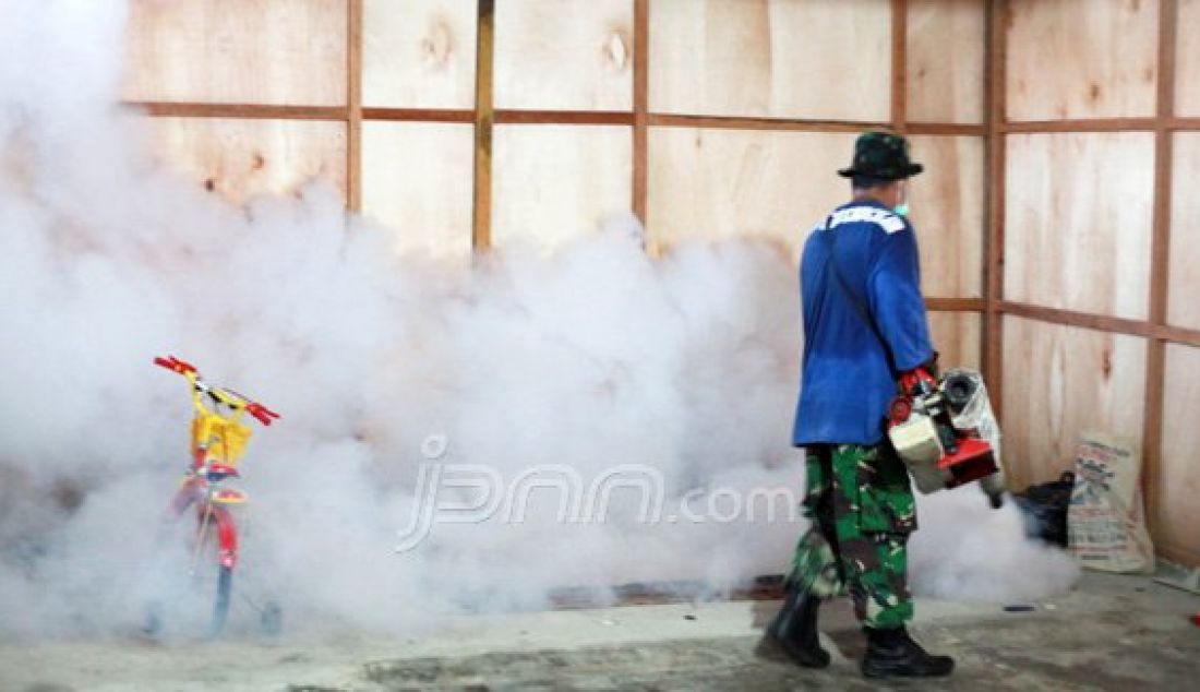 Untuk menekan penyebaran kasus virus Demam Berdarah, Dinas Kesehatan Kota Gorontalo kembali menggelar aksi Fogging di sejumlah wilayah di Kelurahan Heledulaa, Gorontalo, Rabu (20/1). Foto: Natha/Gorontalo Post/JPNN.com - JPNN.com