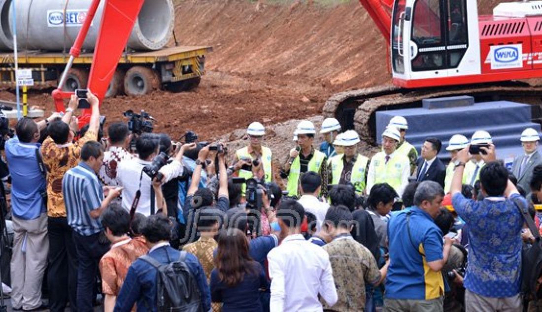 Presiden Joko Widodo saat meninjau groundbreaking kereta cepat Jakarta-Bandung di perkebunan Maswati, Kecamatan Cikalong Wetan, Kabupaten Bandung Barat, Kamis (21/1). Foto: Natalia/JPNN.com - JPNN.com